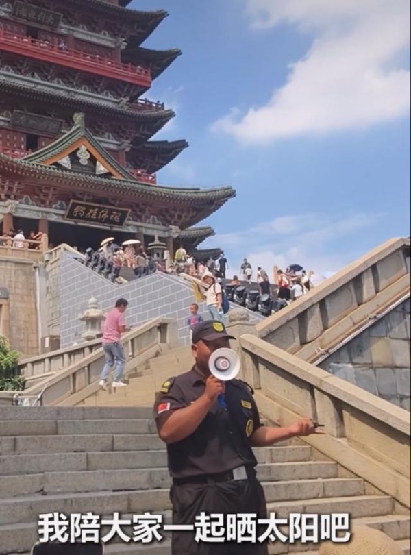财富策略 太阳下与游客互动，滕王阁景区一保安火了 本人回应：还在读书，假期兼职
